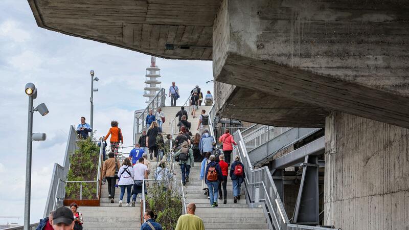 Grüner Hamburger Bunker für alle offen - Besucher begeistert Besucherandrang auf dem Weg nach oben
