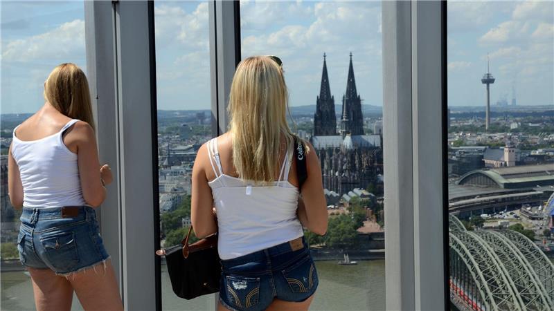 Besucherinnen auf der Aussichtsplattform „Köln Triangle“. (Archivbild)