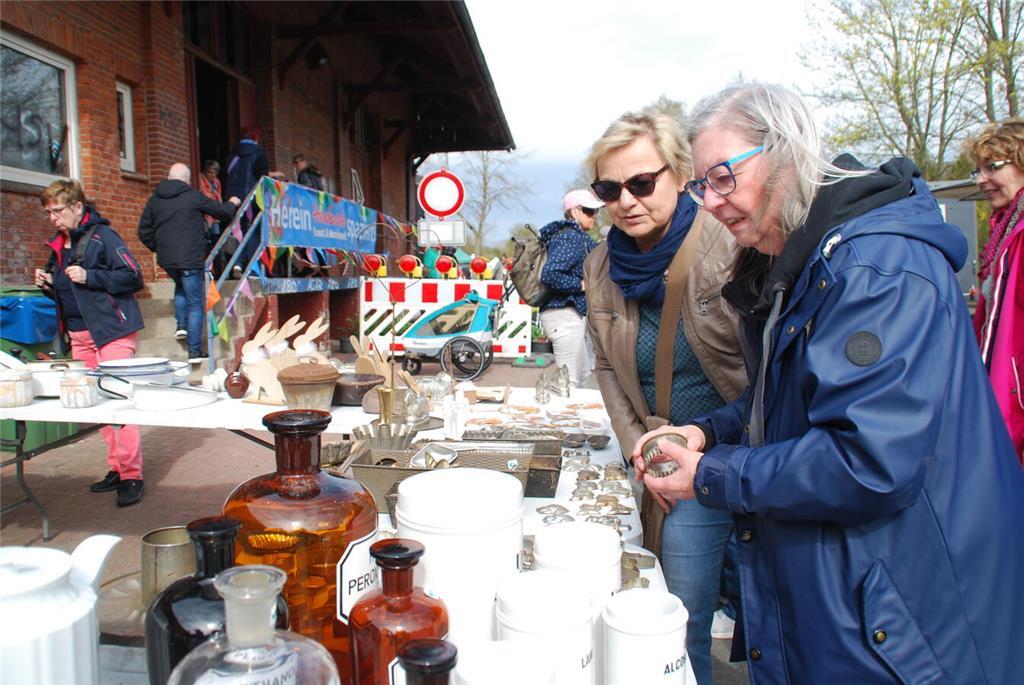 Besucherinnen aus Lamstedt auf de Suche nach Trödelkram in Horneburg.