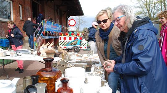 Besucherinnen aus Lamstedt auf der Suche nach Trödelkram in Horneburg.