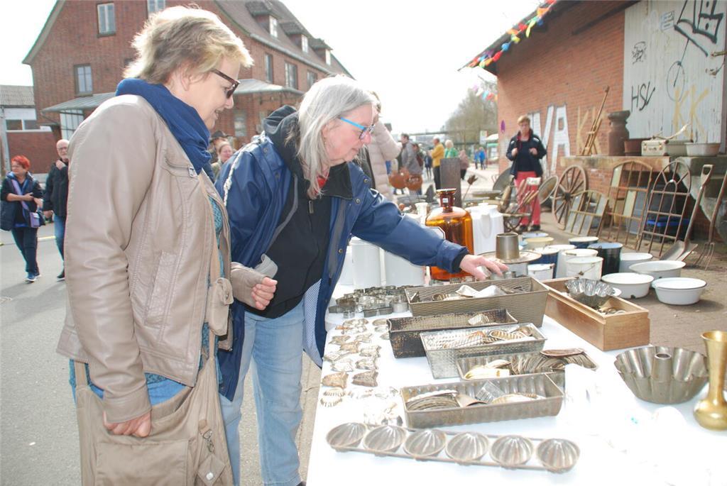 Besucherinnen im Trödelfieber.