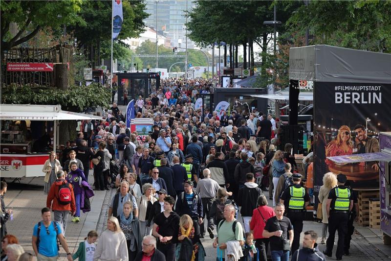 Polit-Prominenz, viel Wind und ein sexy Auftritt bei Einheitsfeier in Hamburg Besucherinnen und Besucher auf dem Bürgerfest auf der Mönkebergstraße. Foto: dpa