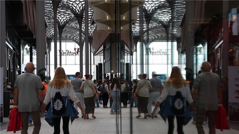Verkaufsoffener Sonntag - Hunderttausende in Hamburger City Besucherinnen und Besucher gehen am verkaufsoffenen Sonntag durch das Einkaufscenter Westfield Hamburg-Überseequartier.