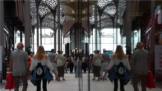 Besucherinnen und Besucher gehen am verkaufsoffenen Sonntag durch das Einkaufscenter Westfield Hamburg-Überseequartier.
