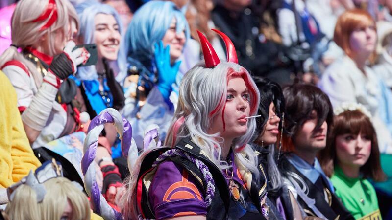 Fast 500 verkleidete Cosplay-Spieler in Messehallen Besucherinnen und Besucher in Kostümen sitzen bei einem Weltrekordversuch auf der Gaming-Messe Polaris Convention im Auditorium.