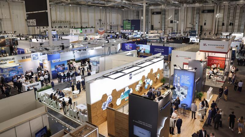 Besucherinnen und Besucher sind am Eröffnungstag auf der Messe für maritime Wirtschaft SMM unterwegs.