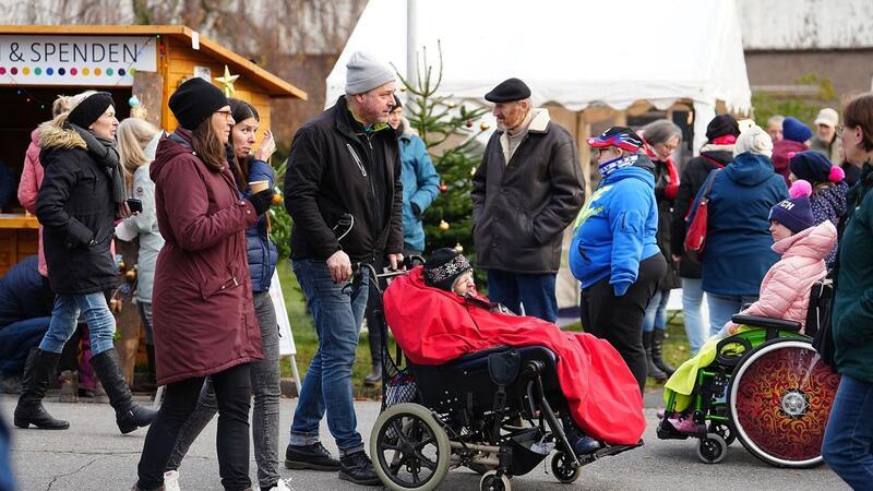 Inklusiver Weihnachtsmarkt will Tausende Besucher anlocken Besucherinnen und Besucher sind auf dem inklusiven Weihnachtsmarkt unterwegs.