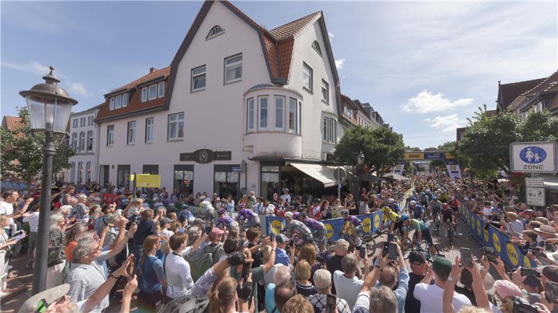 Besuchermagnet in der Altstadt: Das Bild aus dem Jahr 2025 zeigt den Start des Radrennens Cyclassics am Weinfest-Sonntag in Buxtehude.