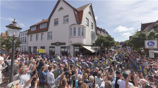 Besuchermagnet in der Altstadt: Das Bild aus dem Jahr 2025 zeigt den Start des Radrennens Cyclassics am Weinfest-Sonntag in Buxtehude.