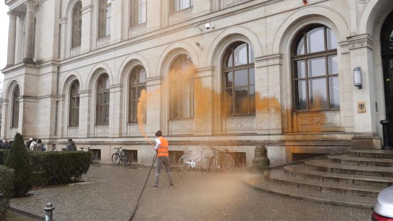 Beteiligung an Farbattacke auf das Bundesverkehrsministerium endet mit einer Haftstrafe. (Archivbild)