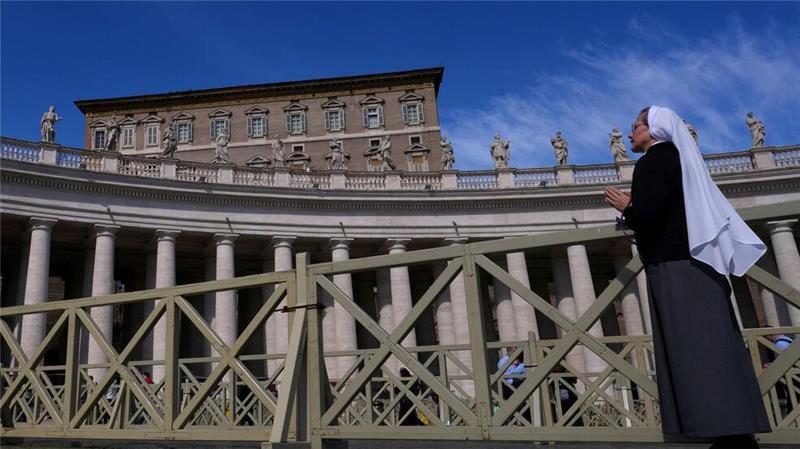 Beten für den Papst: Nonne vor dem Studiofenster des Vatikans,wo Papst Franziskus normalerweise seinen Segen erteilt. 