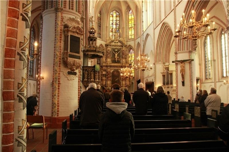 Betende in St. Petri in Buxtehude am Volkstrauertag.