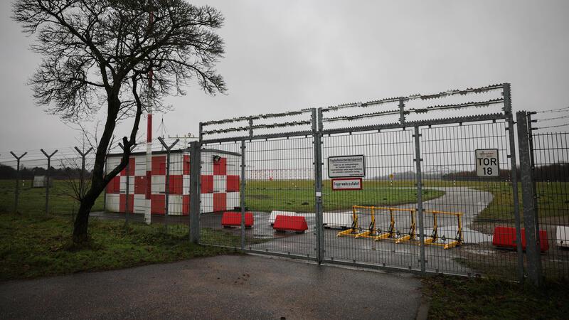 Geiseldrama um Stader Mädchen: Flughafen-Zufahrten werden jetzt massiv geschützt Betonbarrieren sichern eine Einfahrt zum Flugfeld am Nordtor des Hamburger Flughafens.