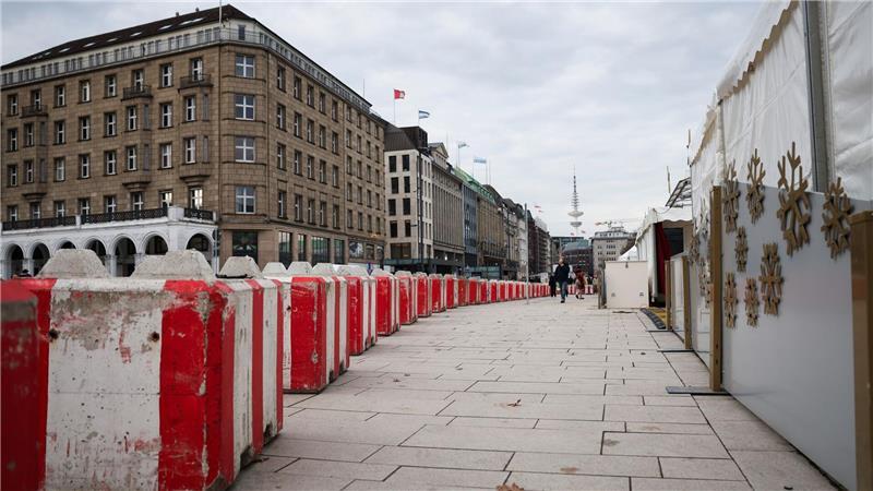 Betonklötze sind in der Hamburg Innenstadt aufgestellt. 