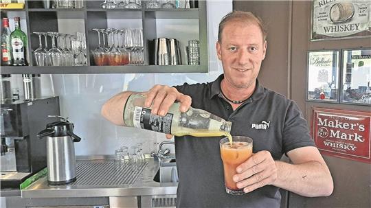 Betreiber Gary Wellbrock von der Cocktail-Welle hat mehr als 500 Cocktail-Rezepte im Kopf.