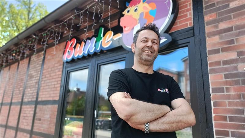 Betreiber Halil Karakoc vor dem Bunte-Q. Inspiriert und unterstützt wurde er von Taner Abali, dem Inhaber der Restaurants Entlein und Märchenhaft in Buxtehude.
