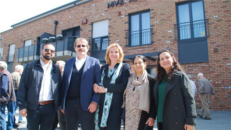 Dr. Stephan Brune: Das sind Lösungen gegen den Ärztemangel auf dem Land Betreiber Hekmatulla Afzali (links) mit Mutter und Schwester (rechts) sowie Andreas Viebrock mit Ehefrau Annegret vor dem Harsefelder MVZ.