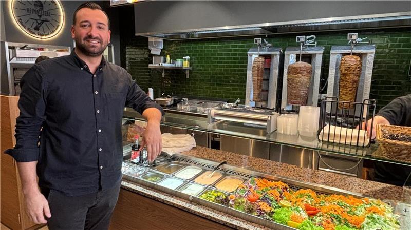 Betreiber Semih Baskin an der Theke der Heimatliebe-Filiale in Horneburg.