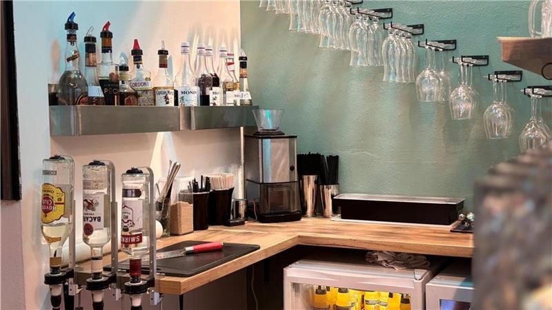 Betreiber Sinan Yüksel liebt es, seine Gäste mit Cocktails zu verwöhnen. In der neuen Zubereitungsecke werden alle Getränke frisch zubereitet – mit und ohne Alkohol.