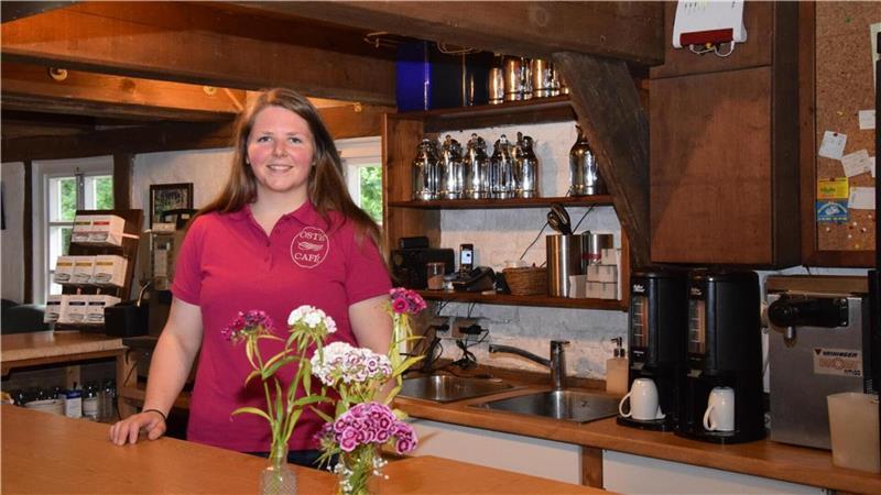 Traum erfüllt: Aus dem Familienbetrieb zum eigenen Café an der Oste Betreiberin Laura Martin im Inneren der Wassermühle, in der sich das Oste-Café befindet.