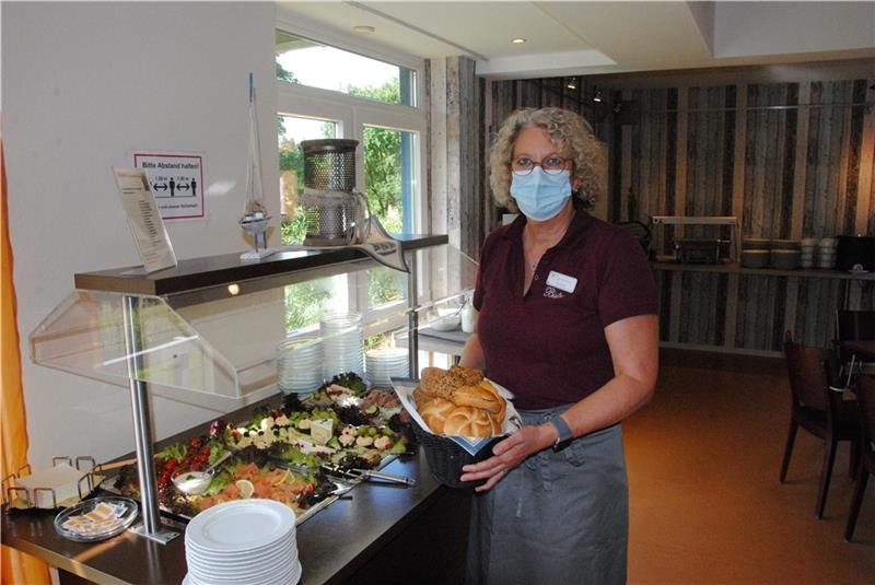 Betreut im Bistro das Büfett: Gastgewerbefachkraft Ina Raap .