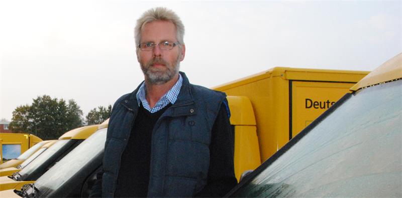 Betriebskoordinator Dietmar Dalchau vor einem Teil der Scooter-Flotte.