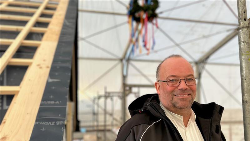 Hausbau unter Zeltdach: Spektakuläres Viebrockhaus in Oldendorf Betriebsleiter Axel Hink übernahm oben auf dem Gerüst den traditionellen Richtspruch.
