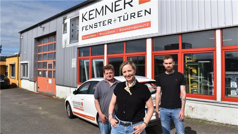 Betriebsleiter Kai Brömmer (von links), Geschäftsführerin Almina Sacirovic und Marvin Schlieckriede, technischer Leiter, stehen stellvertretend für das zwölfköpfige Team bei Kemner Fenster und Fassadenelemente im Gewerbegebiet von Bad Bederkesa.
