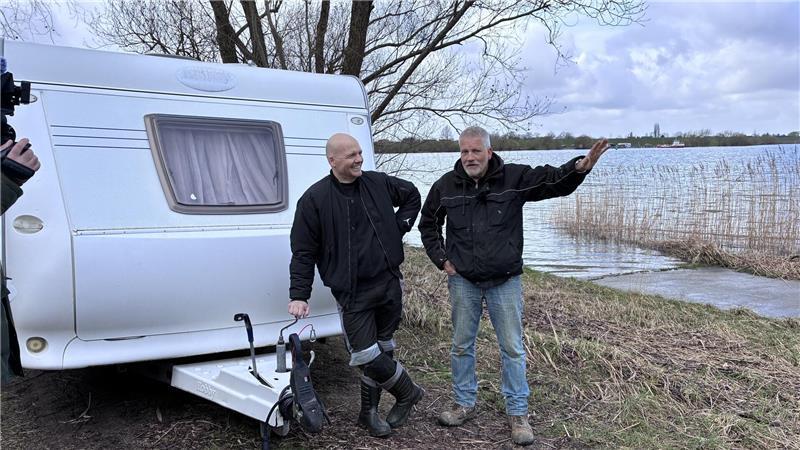 Betriebsleiter Manfred Gronau (rechts) gibt Neu-Camper Brian Zaremba aus Hamburg einige Tipps.