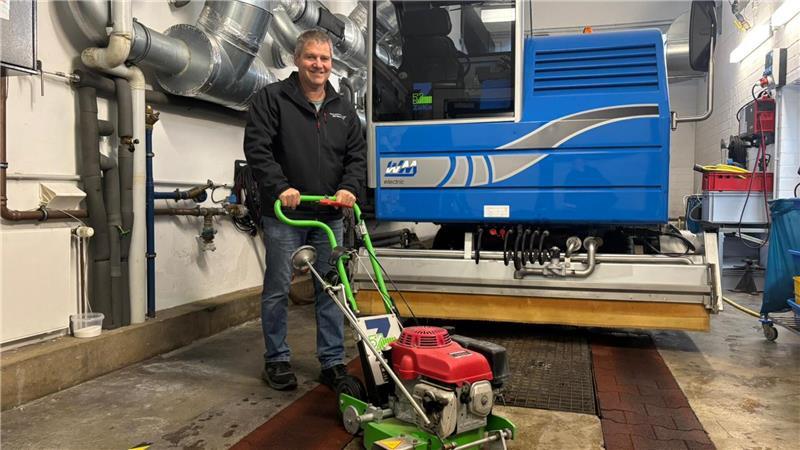 Tausende Liter Wasser und Kreppband: So entsteht in Harsefeld die Eisfläche Betriebsleiter Michael Wege mit zwei Maschinen, die er benötigt, um die Eisfläche in der Eissporthalle Harsefeld herzustellen.