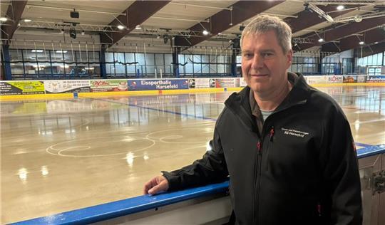 Betriebsleiter Michael Wege vor der fast fertigen Fläche der Eissporthalle Harsefeld.