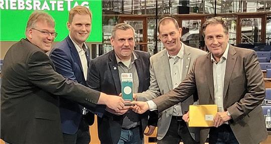 Betriebsräte aus dem Stader Industriepark bei der Preisverleihung (von links nach rechts) in Bonn: Ingo Döhring, Jonas von Holt, Oliver Elsen, Christian Deppe und Thomas Mellin.