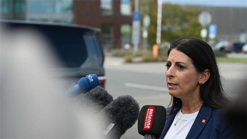 VW-Werk Emden: Ministerpräsident Lies setzt auf mehr E-Autos Betriebsratschefin Daniela Cavallo setzt darauf, dass der Vorstand seine Zusagen einhält.
