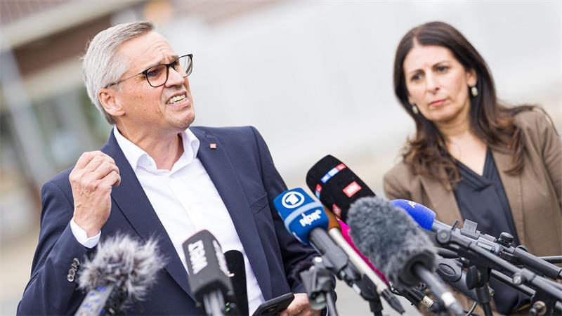 Betriebsratschefin Daniela Cavallo und IG-Metall-Bezirksleiter Thorsten Gröger kritisierten die Berichte Stellenabbau und Werksschließungen.