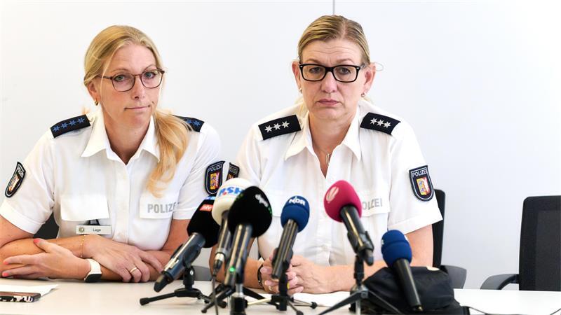 Vermisste Dreijährige: Polizei äußert sich zu totem Kleinkind Betroffen: Stephanie Lage (links) und Babette Weiß, Sprecherinnen der Polizeidirektion Kiel.
