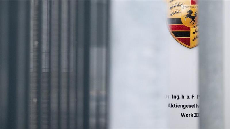 Warum Porsche rund 1.900 Stellen streichen will Betroffen ist auch das Stammwerk in Stuttgart-Zuffenhausen. (Archivbild)