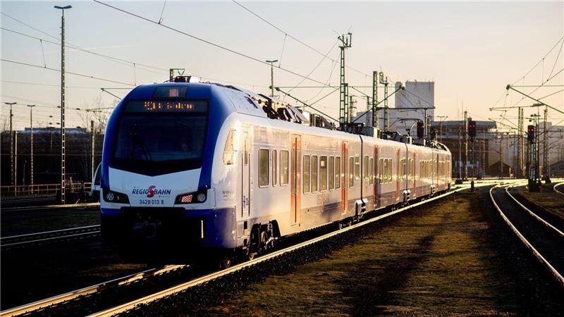 Betroffen sind unter anderem Verbindungen der Regio-S-Bahn, die auch Bremen anbindet. (Archivbild)