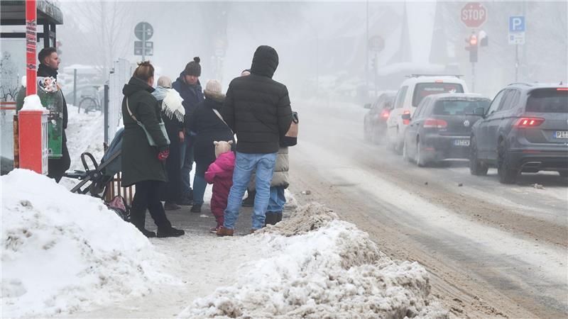 Fliegerbombe in Wedel entschärft Betroffene Anwohner wurden während der Evakuierungszeit mit Shuttlebussen zu dem Evakuierungsort in der Ernst-Barlach-Gemeinschaftsschule gebracht.