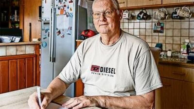 Stromzähler-Austausch: Holger Pallentin soll bis zu zwölf Monate warten Betroffener Holger Pallentin traut dem Braten nicht – er notiert den Zählerstand nun wöchentlich.