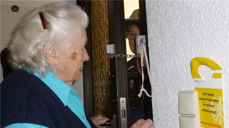 Betrüger haben eine Stader Seniorin um Schmuck und Bargeld gebracht. (Symobolfoto)