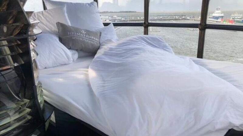 Bett mit Aussicht auf die Elbmündung.