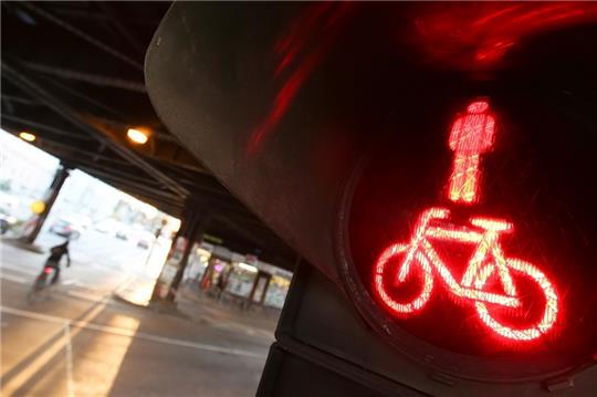 Bettelampel bedeutet im klassischen Sinn, dass der Autoverkehr dauerhaft Grün hat und das Fuß- oder Radvolk darum „betteln“ muss, um die Straße überqueren zu können.  Foto: Bodo Marks/dpa-tmn (Symbolbild)