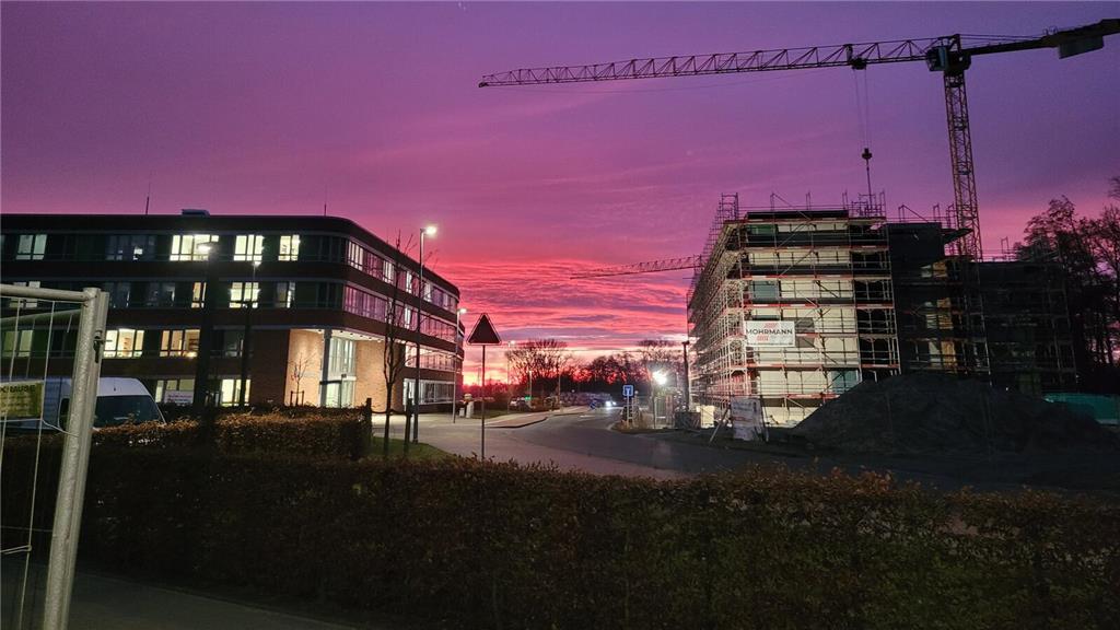 Bettina Fulbrecht hat vor dem Staatsarchiv mit Blick auf den Neubau Finanzamt un...