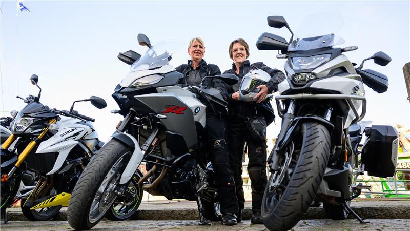 Bettina Köpcke (links) und Bärbel Lefers, Landfrauen und Biker-Bienen im Landkreis Stade, stehen neben ihren Motorrädern am Stader Stadthafen.