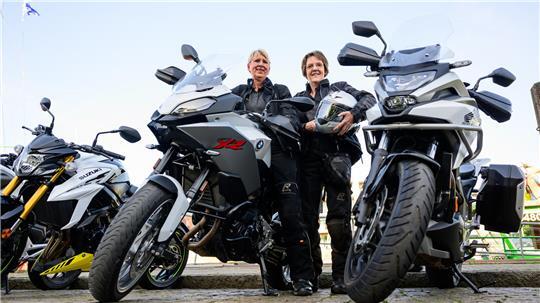 Bettina Köpcke (links) und Bärbel Lefers, Landfrauen und Biker-Bienen im Landkreis Stade, stehen neben ihren Motorrädern am Stader Stadthafen.