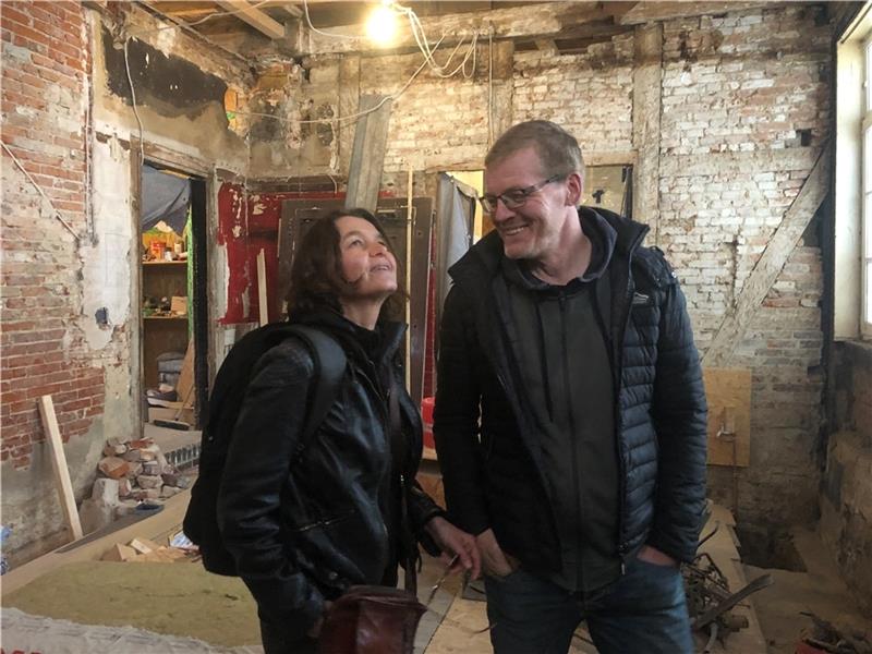 Was aus Stades Kult-Kneipe Oktave wird Bettina Maurischat und Aloys Heyng sanieren das Eckhaus in der Salzstraße mit viel Gespür für das Denkmal. Aus der ehemaligen Gaststätte im Erdgeschoss wird eine Wohnung. Fotos: Klempow