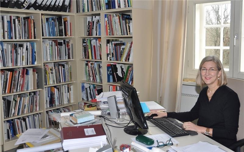 Sie ist neugierig auf immer wieder neue Herausforderungen Bettina Roggmann in ihrer gemütlichen Schaltzentrale. Foto Aldag