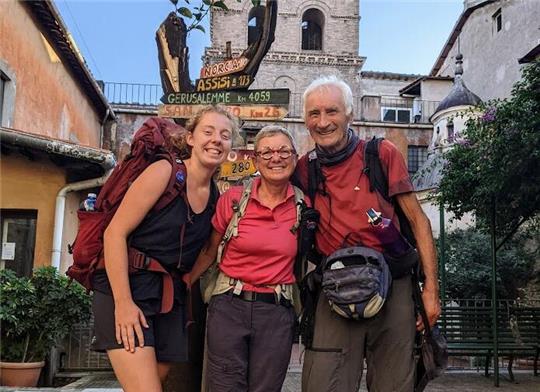Bettina Wiebe (Mitte) mit ihrer Tochter Johanna und ihrem Wanderfreund Lorenzo Cesana in der Pilgerherberge im Vatikan.