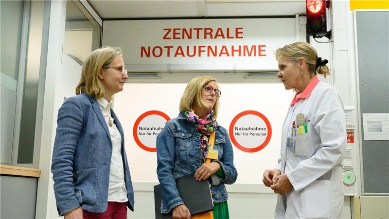 Bettina von Arnim (l-r), Direktorin der Klinik für Geriatrie, Kerstin Schneider, ehrenamtliche Notfalllotsin, und Sabine Blaschke, ärztliche Leiterin der Zentralen Notaufnahme, stehen vor dem Eingang der Notaufnahme der Universitätsmedizin Göttingen.