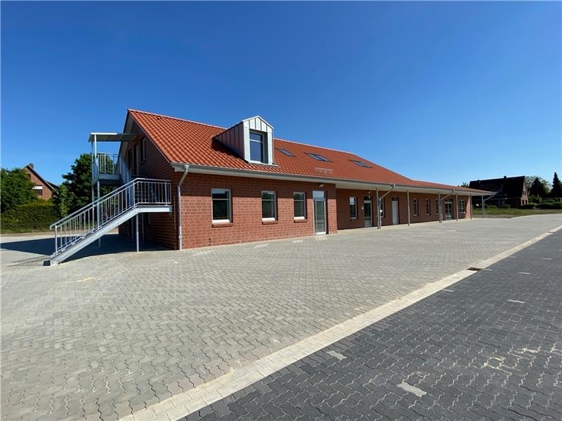 Bevor Arztpraxis (vorn) und Laden (hinten) im neuen Dorfzentrum bezogen werden können, muss die Ausstattung der Räume erfolgen. Fotos: Lepél
